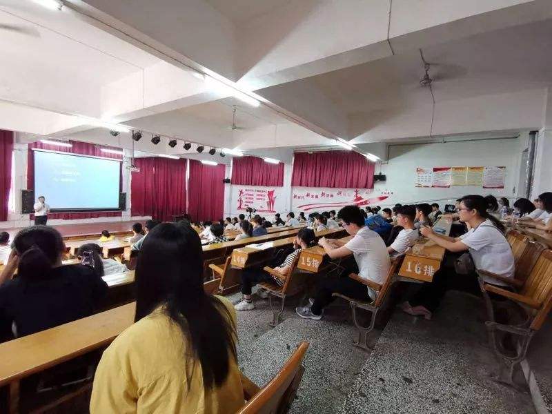 公务员面试班(公考报班和不报班的区别)