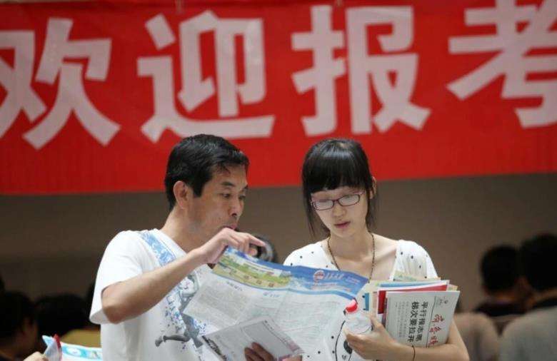 乡镇公务员(女的考上乡镇公务员)